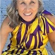 Insegnante di discipline letterarie impartisce lezioni private a studenti delle scuole medie e superiori.